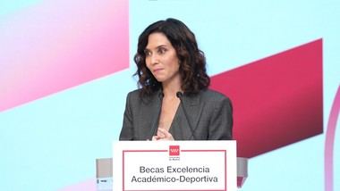 Díaz Ayuso entrega becas a estudiantes destacados en academia y deporte