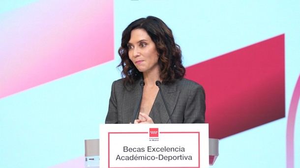 Díaz Ayuso entrega becas a estudiantes destacados en academia y deporte