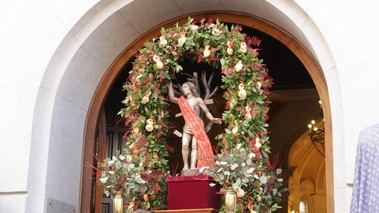Preparativos finales para la fiesta de San Sebastián en El Escorial