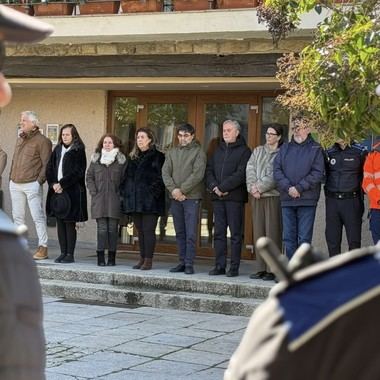 Torrelodones rinde homenaje a las víctimas del accidente ferroviario en Adamuz