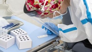 Avances en el tratamiento del COVID-19 persistente en pacientes inmunodeprimidos gracias a la genómica y terapia antiviral